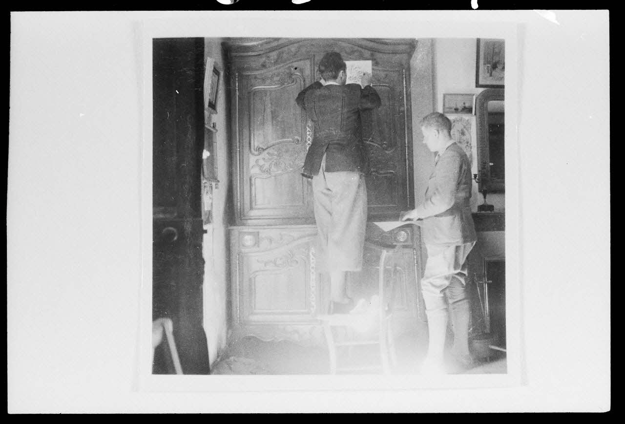 Pierre Soulier photographie Barré et Lepelletier font le relevé d'un meuble Limousin, France 1942 Ph.1987.49.1 Photo