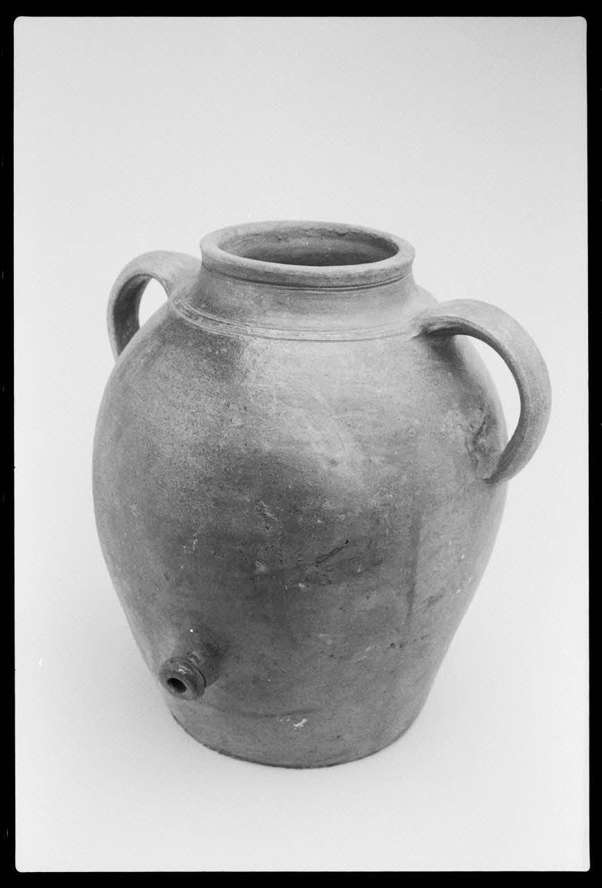 photographie MNATP. Exposition. Arts et traditions populaires : nouvelles acquisition : quérir, choisir (17 novembre 1987-28 mars 1988) Ph.1988.1.110 Photo