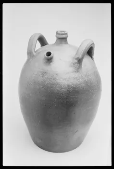 photographie MNATP. Exposition. Arts et traditions populaires : nouvelles acquisition : quérir, choisir (17 novembre 1987-28 mars 1988) Ph.1988.1.112 Photo