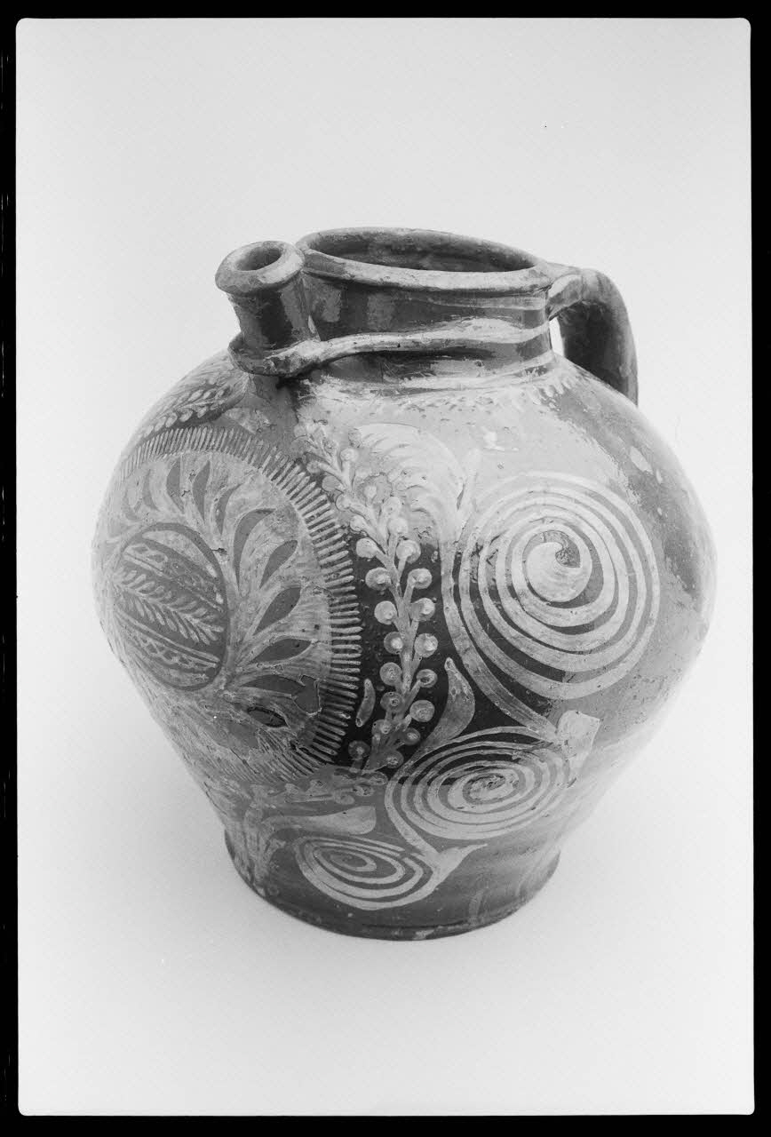 photographie MNATP. Exposition. Arts et traditions populaires : nouvelles acquisition : quérir, choisir (17 novembre 1987-28 mars 1988) Ph.1988.1.113  Photo