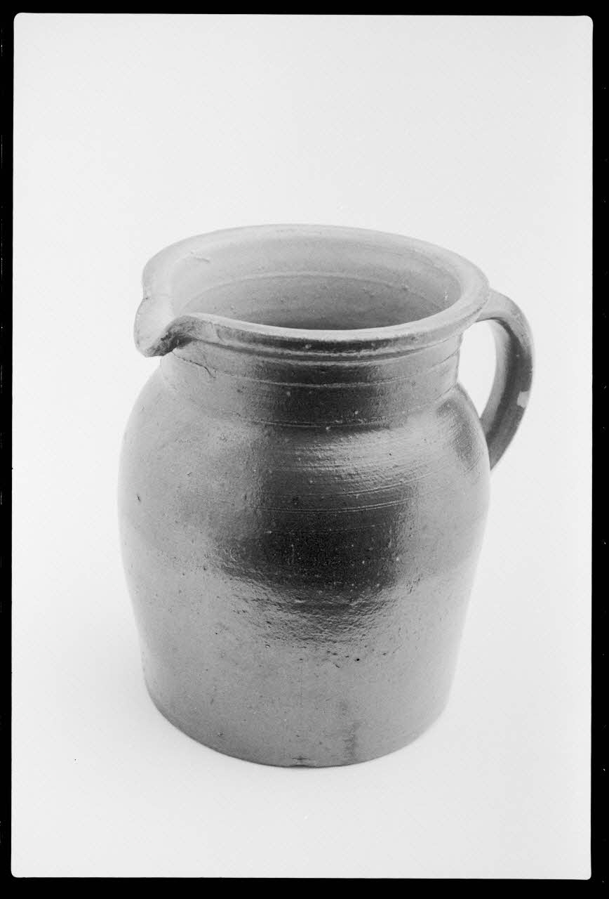 photographie MNATP. Exposition. Arts et traditions populaires : nouvelles acquisition : quérir, choisir (17 novembre 1987-28 mars 1988) Ph.1988.1.124 Photo