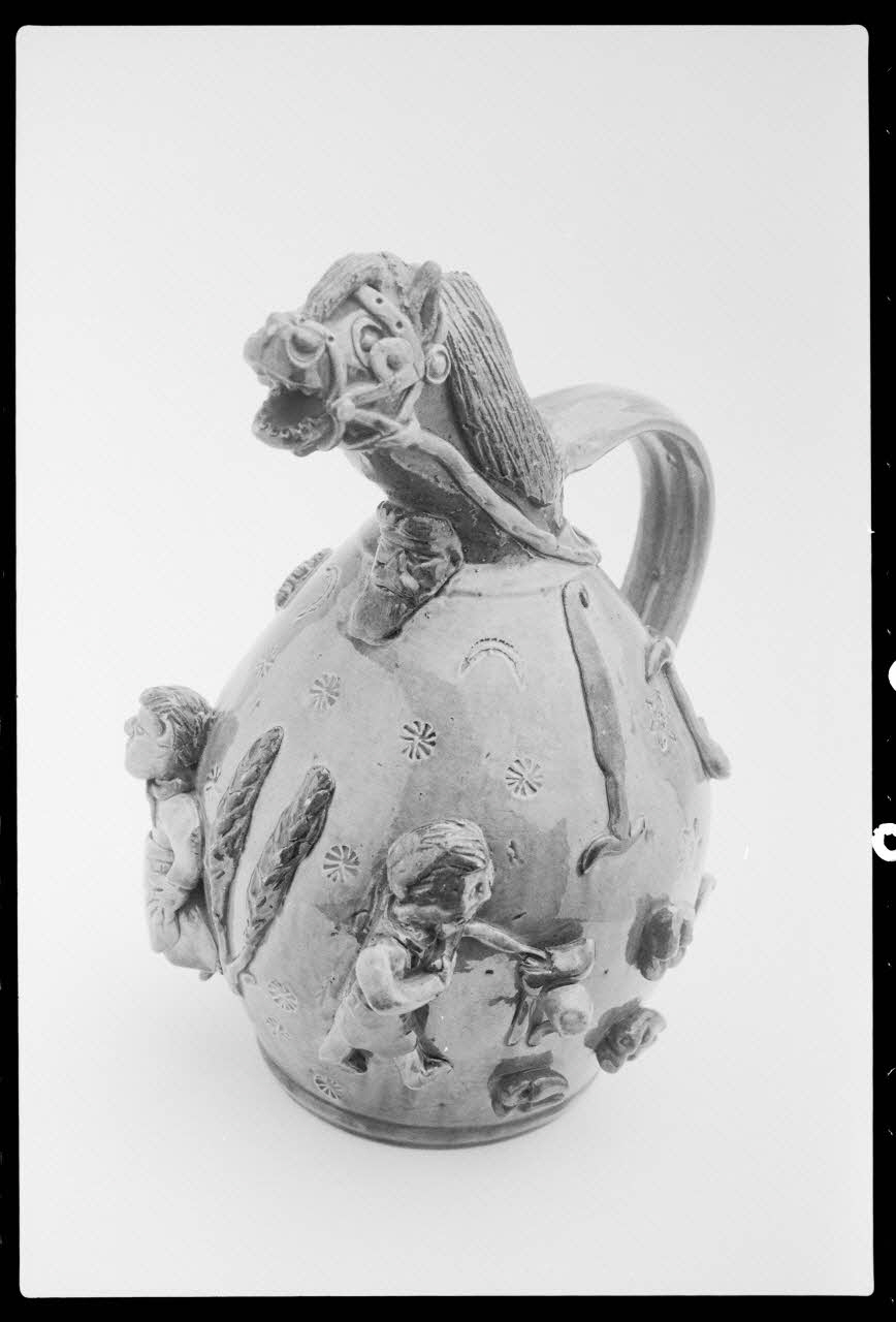 photographie MNATP. Exposition. Arts et traditions populaires : nouvelles acquisition : quérir, choisir (17 novembre 1987-28 mars 1988) Ph.1988.1.135 Photo