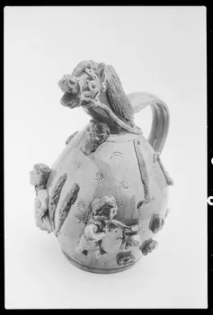 photographie MNATP. Exposition. Arts et traditions populaires : nouvelles acquisition : quérir, choisir (17 novembre 1987-28 mars 1988) Ph.1988.1.135 Photo