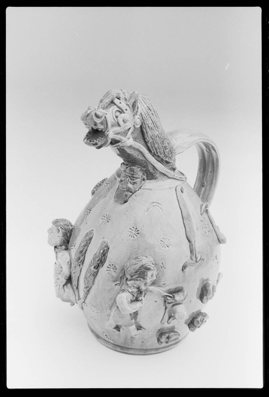 photographie MNATP. Exposition. Arts et traditions populaires : nouvelles acquisition : quérir, choisir (17 novembre 1987 - 28 mars 1988) Ph.1988.1.143 Photo