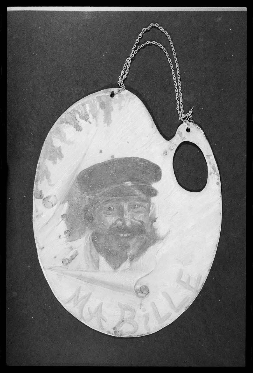 photographie Enseigne de quincaillerie de 1905. En forme de palette décorée d'un homme coiffé d'une casquette. Boutique de M. Mabille, "Au rat peint" Ph.1988.1.17 Photo