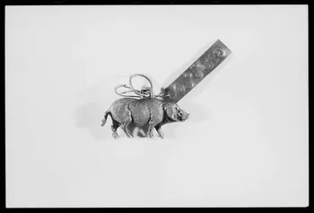 photographie Amulettes en forme de cochon. Métal estampé. 19è siècle Ph.1988.1.18 Photo