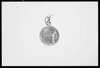 photographie Médaille ronde et scapulaire. Métal blanc. Sainte Geneviève. Vue du revers Ph.1988.1.199 Photo