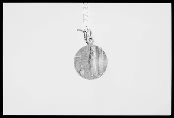 photographie Médaille ronde et scapulaire. Métal blanc. Sainte Geneviève. Vue de l'avers Ph.1988.1.200 Photo