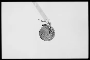 photographie Médaille ronde et scapulaire. Métal blanc. Décor de houlette et de moutons. Vue du revers Ph.1988.1.201 Photo