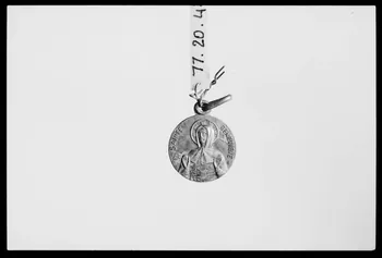 photographie Médaille ronde et scapulaire. Métal blanc. Sainte Geneviève. Vue de l'avers Ph.1988.1.202 Photo
