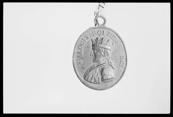photographie Médaille ovale et scapulaire. Métal jaune. Saint Louis. Vue du revers Ph.1988.1.203  Photo