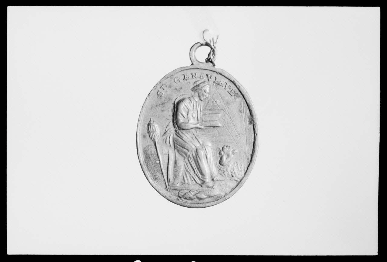 photographie Médaille ovale et scapulaire. Métal jaune. Sainte Geneviève. Vue de l'avers Ph.1988.1.204 Photo