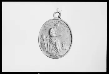 photographie Médaille ovale et scapulaire. Métal jaune. Sainte Geneviève. Vue de l'avers Ph.1988.1.204 Photo