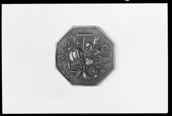 photographie Médaille et scapulaire octogonale, en cuivre, de 1836. Décor de fleurs et inscription : "Société centrale d'horticulture" Ph.1988.1.294 Photo