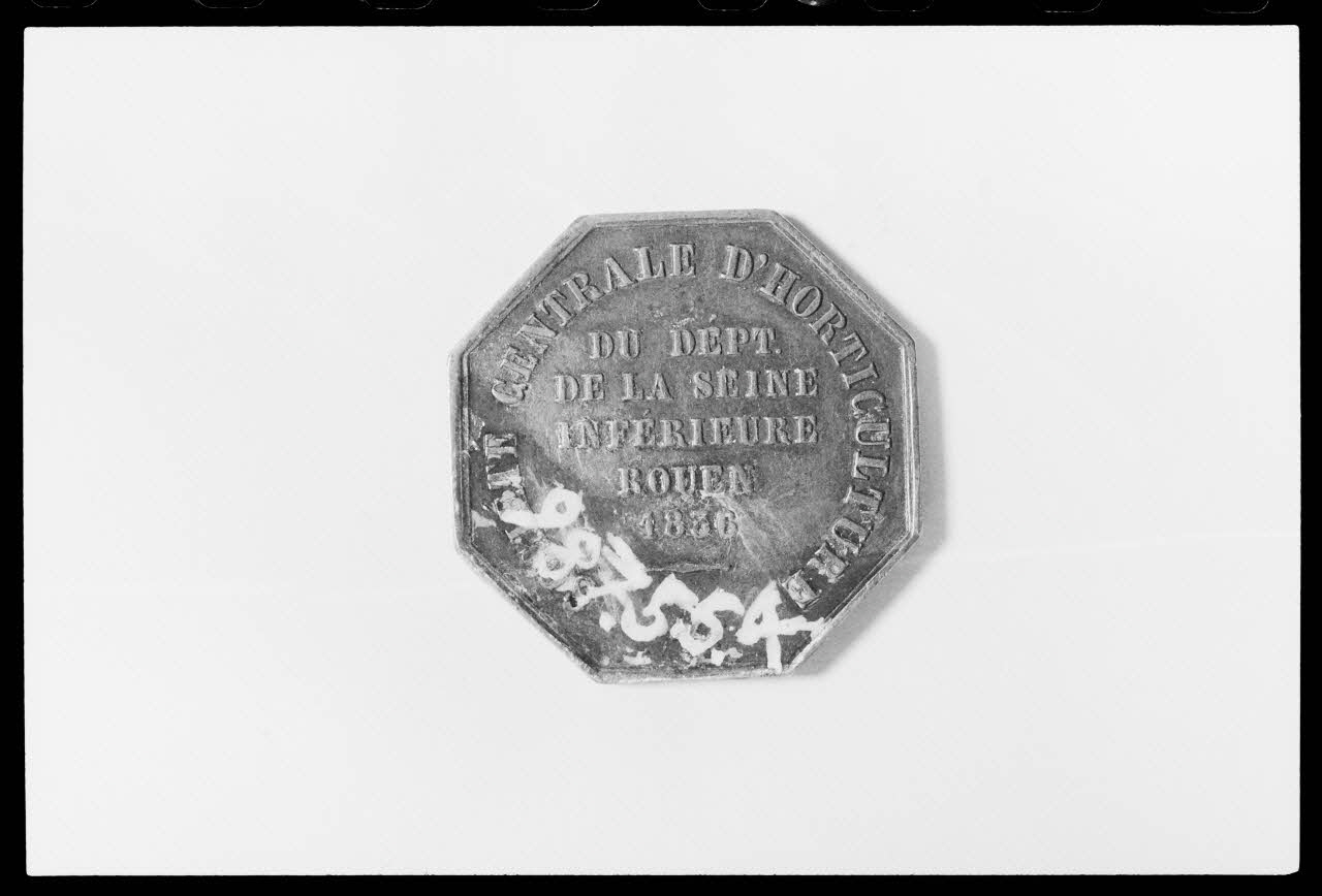 photographie Médaille et scapulaire octogonale, en cuivre, de 1836. Décor de fleurs et inscription : "Société centrale d'horticulture" Ph.1988.1.295 Photo