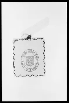 photographie Pendentif-reliquaire. Sainte Thérèse de Lisieux et inscription : Couverture de la Servante de Dieu…" Ph.1988.1.299 Photo