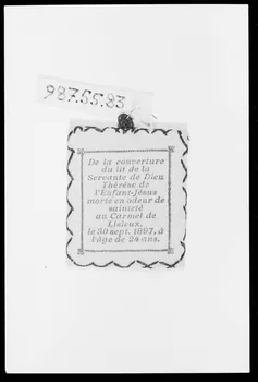 photographie Pendentif-reliquaire. Sainte Thérèse de Lisieux et inscription : "Couverture de la Servante de Dieu…" Ph.1988.1.300 Photo