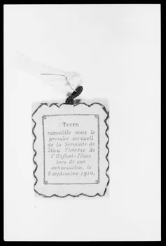 photographie Pendentif-reliquaire. Sainte Thérèse de Lisieux et inscription : "Terre recueillie sous le premier cercueil…"" Ph.1988.1.302 Photo