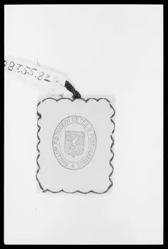 photographie Pendentif-reliquaire. Sainte Thérèse de Lisieux et inscription : "Terre recueillie sous le premier cercueil…"" Ph.1988.1.303 Photo
