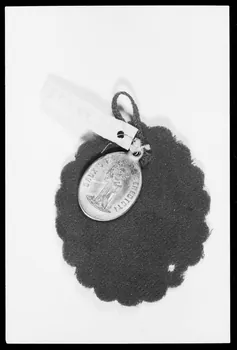 photographie Scapulaire avec médaille de saint Benoît au verso Ph.1988.1.305 Photo