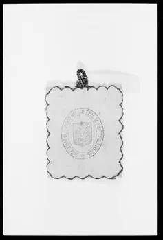 photographie Pendentif-reliquaire. Sainte Thérèse de Lisieux et inscription : "Couverture de la Servante de Dieu" Ph.1988.1.307 Photo