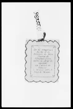 photographie Pendentif-reliquaire. Sainte Thérèse de Lisieux et inscription : "Couverture de la Servante de Dieu" Ph.1988.1.308 Photo
