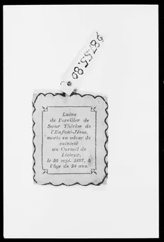 photographie Pendentif-reliquaire de la laine de l'oreiller de Sainte Thérèse de Lisieux Ph.1988.1.311 Photo