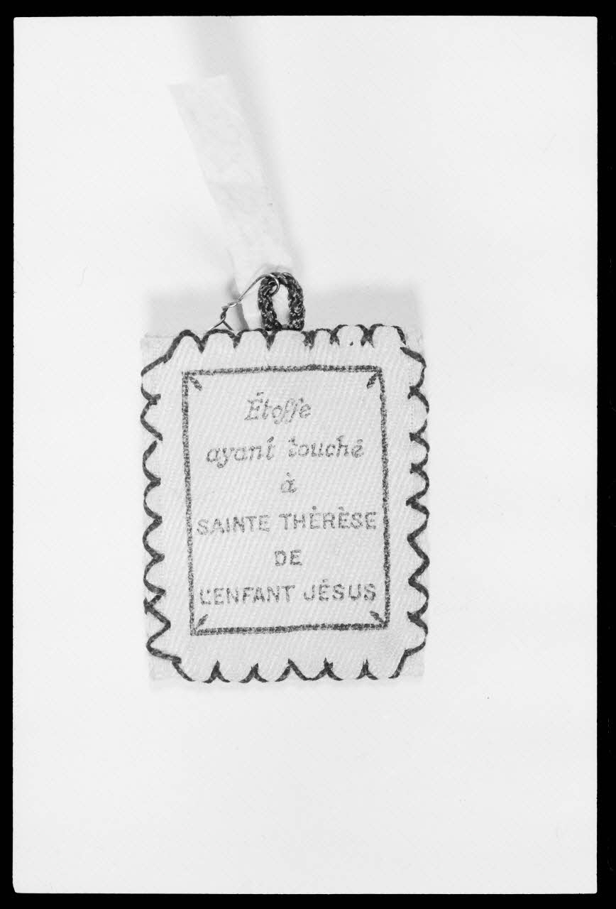 photographie Pendentif-reliquaire. Avec inscription : "Etoffe ayant touché Sainte Thérèse de Lisieux" Ph.1988.1.317  Photo