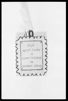 photographie Pendentif-reliquaire. Avec inscription : "Etoffe ayant touché Sainte Thérèse de Lisieux" Ph.1988.1.317 Photo
