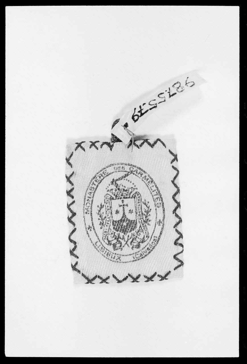 photographie Pendentif-reliquaire. Blason du Monastère Carmélites de Lisieux Ph.1988.1.318  Photo