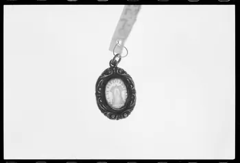 photographie Médaille et scapulaire en métal et verre. Notre Dame de Fourvière Ph.1988.1.325 Photo