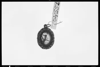 photographie Médaille et scapulaire en métal et verre. Notre Dame de Fourvière Ph.1988.1.326 Photo