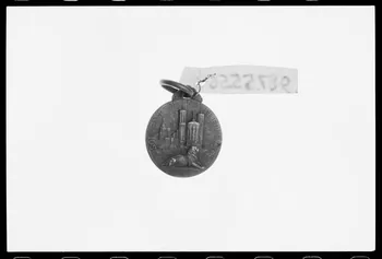 photographie Médaille et scapulaire. Notre Dame de Fourvière Ph.1988.1.365 Photo