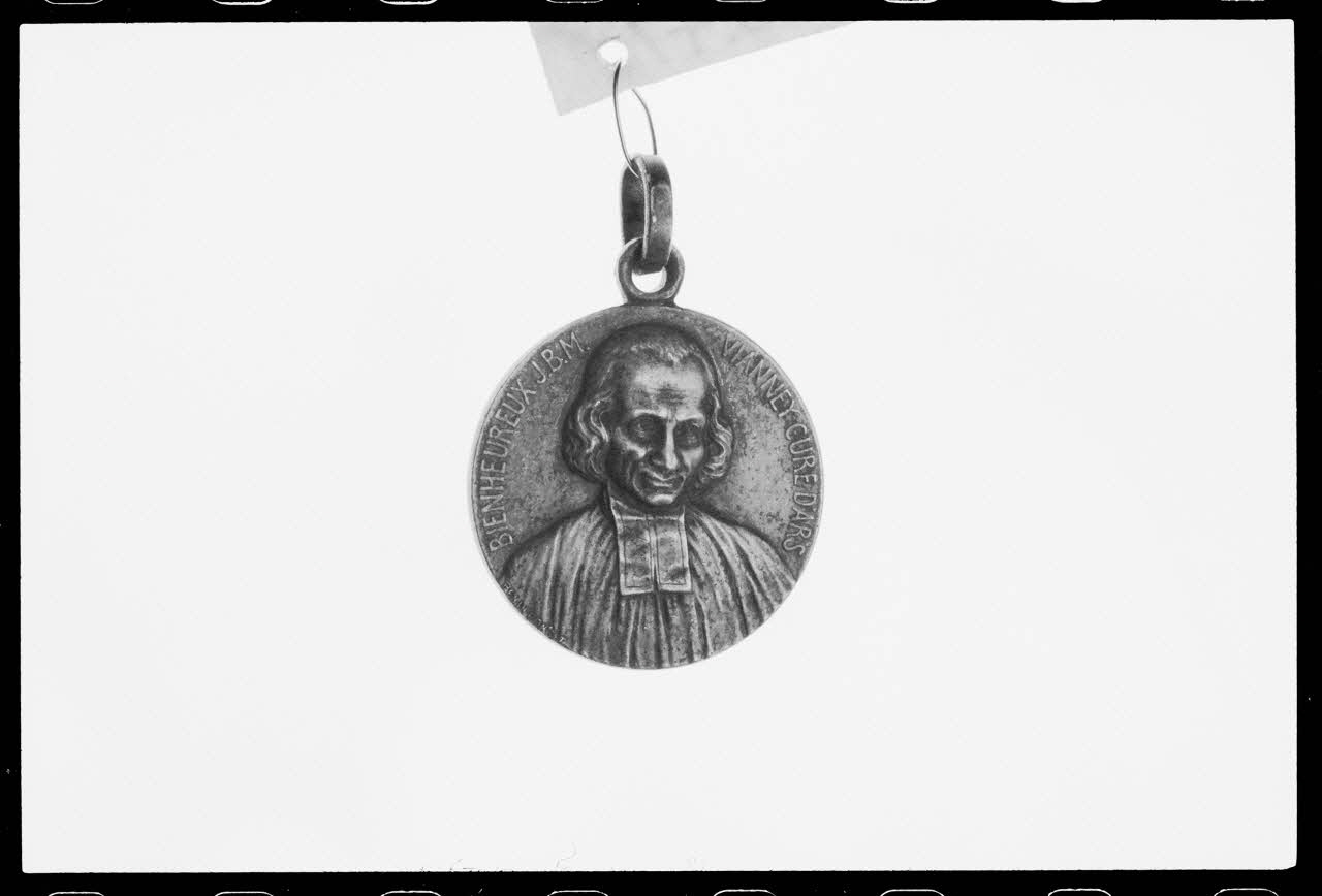 photographie Médaille et scapulaire. Saint Curé d'Ars Ph.1988.1.368 Photo