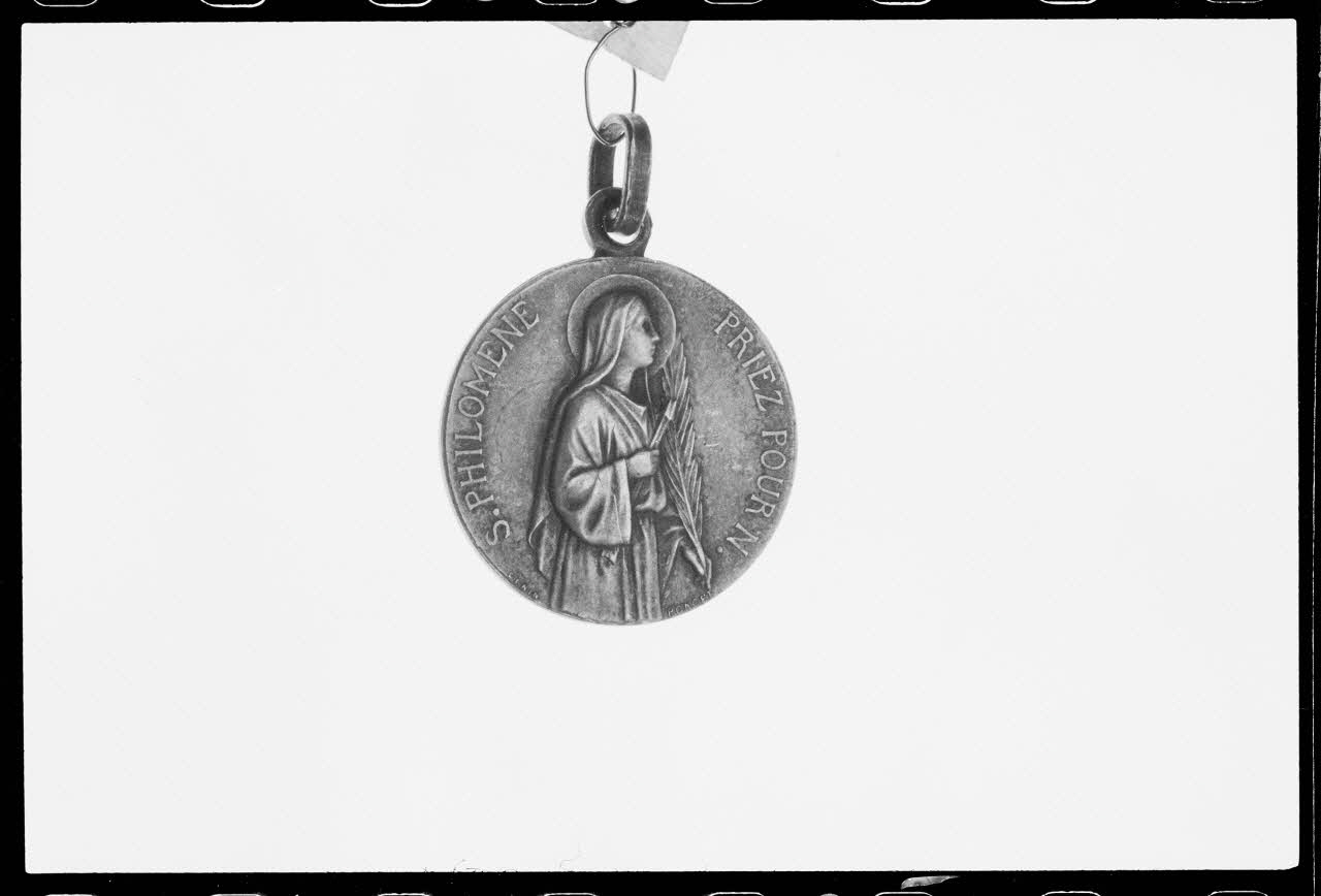 photographie Médaille et scapulaire. Sainte Philomène Ph.1988.1.369 Photo