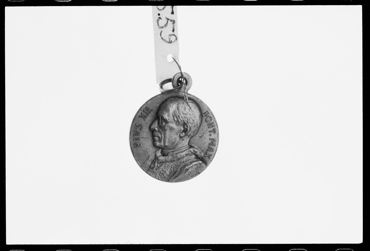 photographie Médaille et scapulaire en métal argenté. Profil de Pie XII Ph.1988.1.380 Photo