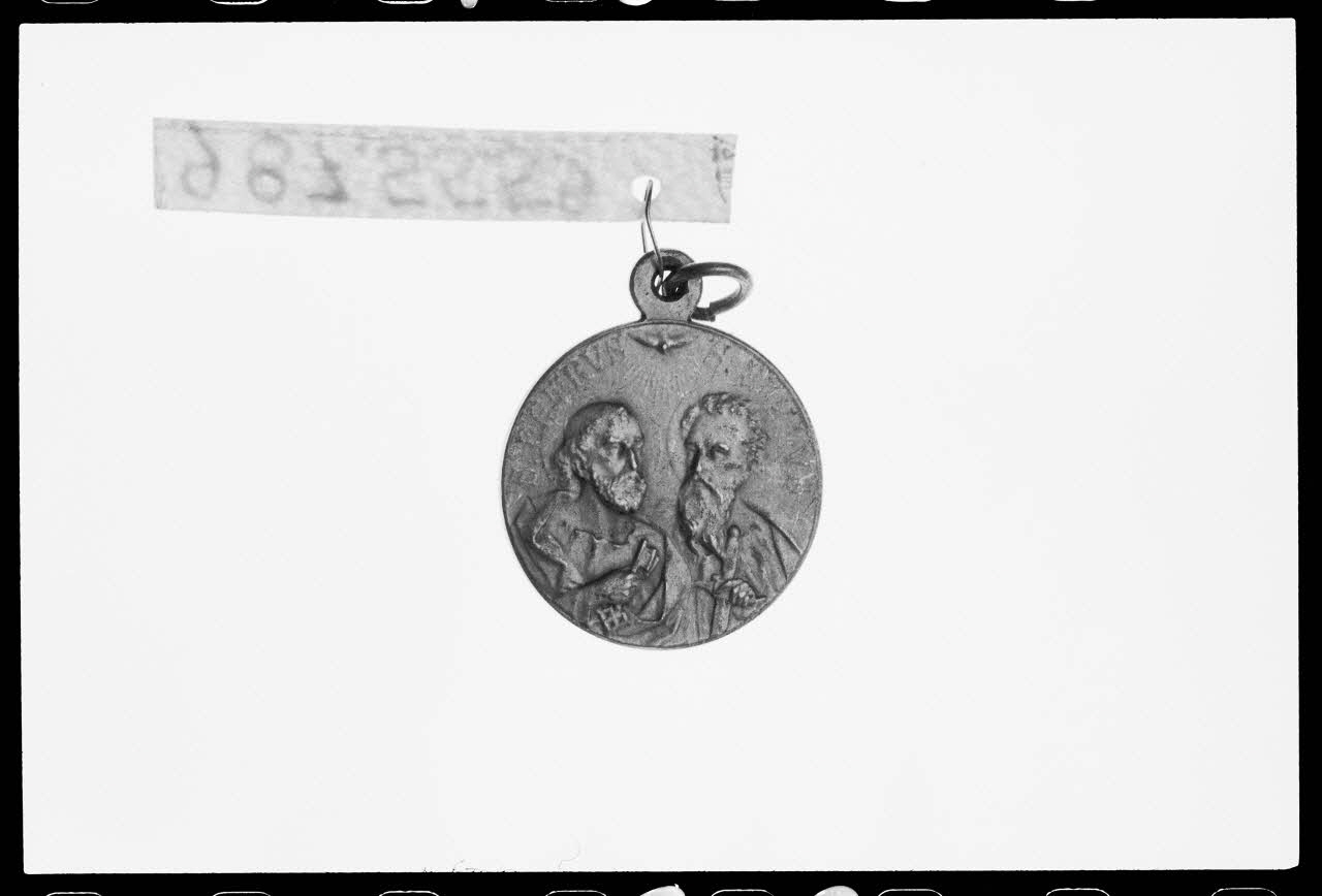 photographie Médaille et scapulaire. Saint Pierre et saint Paul Ph.1988.1.381 Photo