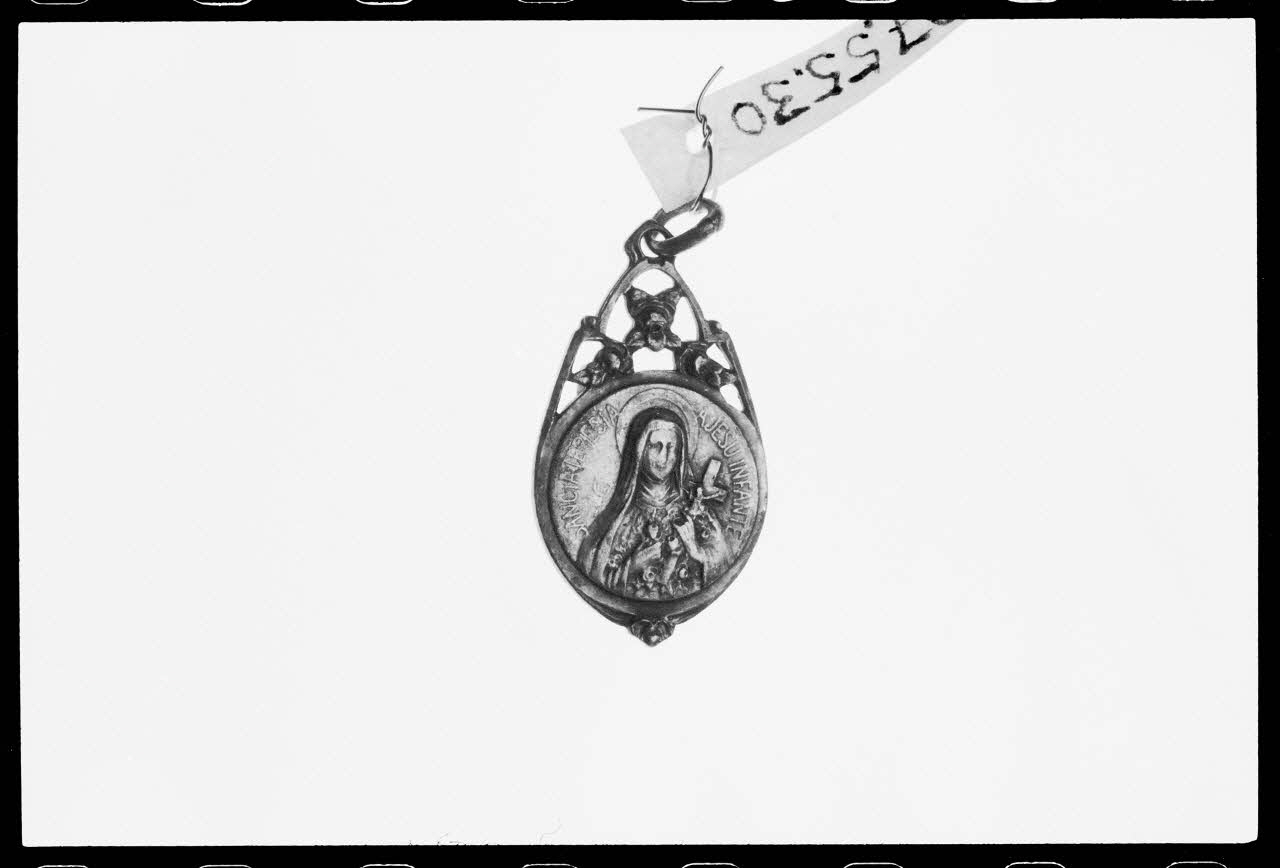 photographie Médaille et scapulaire. Sainte Thérèse de Lisieux Ph.1988.1.384 Photo