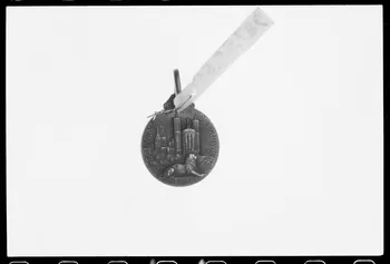 photographie Médaille et scapulaire. Notre Dame de Fourvière Ph.1988.1.396 Photo