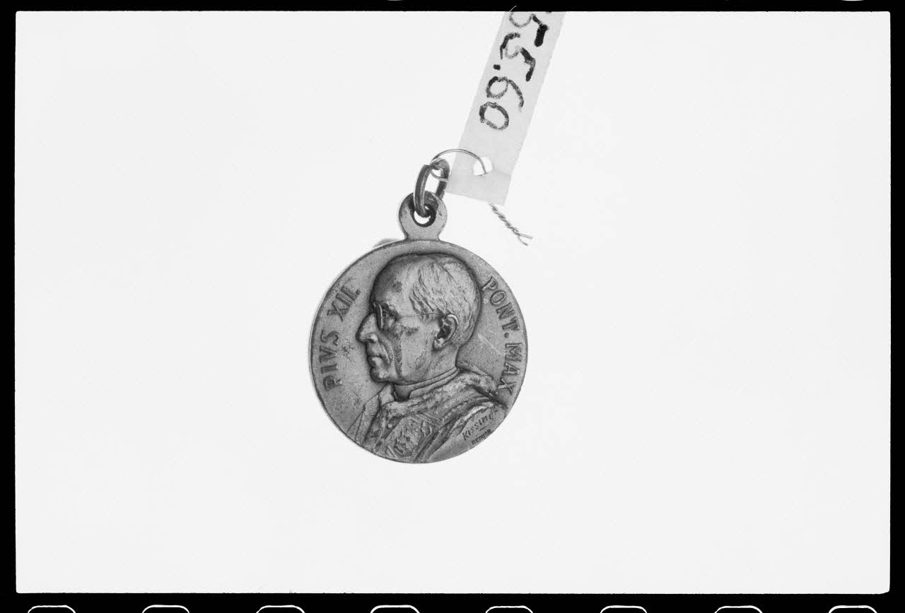 photographie Médaille et scapulaire. Profil de Pie XII Ph.1988.1.401 Photo