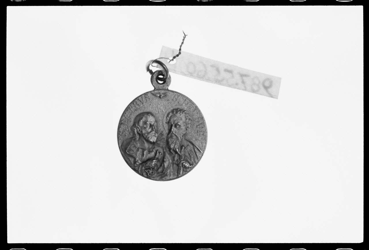 photographie Médaille et scapulaire. Saint Pierre et saint Paul Ph.1988.1.402 Photo