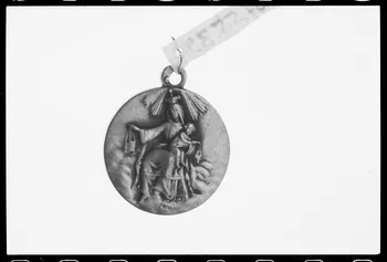 photographie Médaille et scapulaire. Notre Dame du Mont Carmel Ph.1988.1.408 Photo