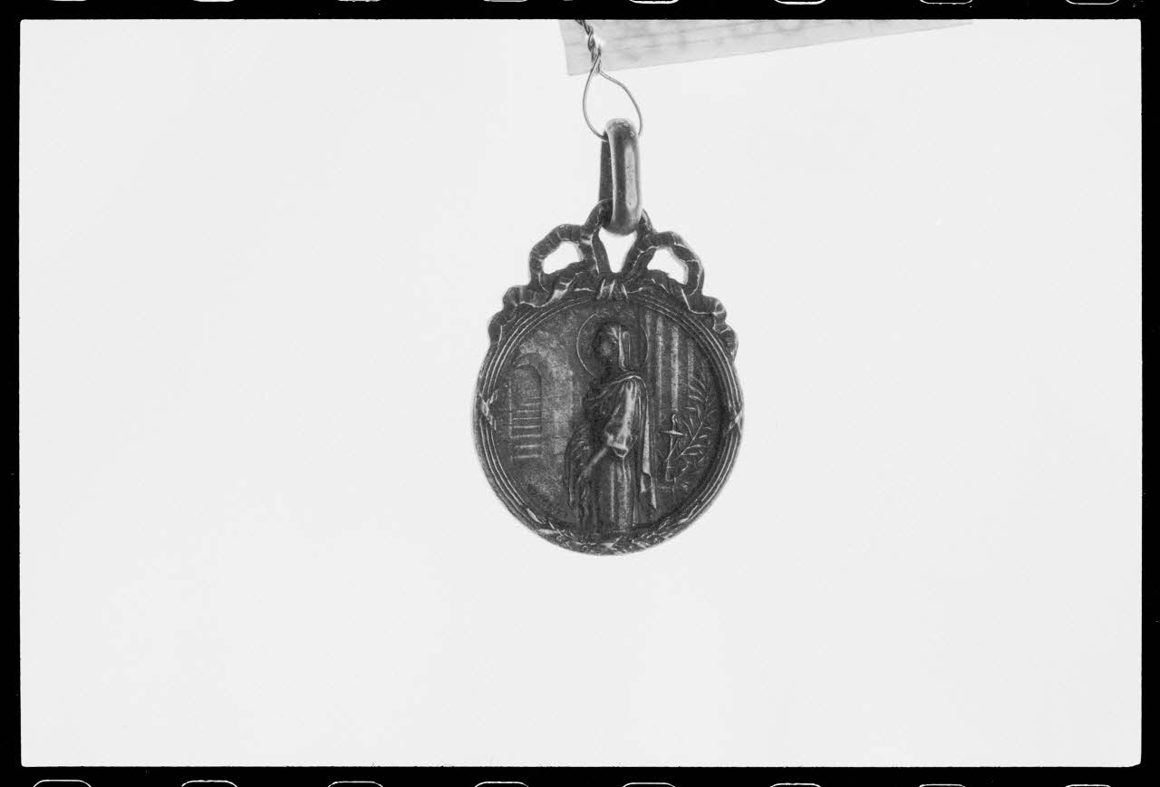 photographie Médaille et scapulaire. Sainte Philomène Ph.1988.1.439 Photo