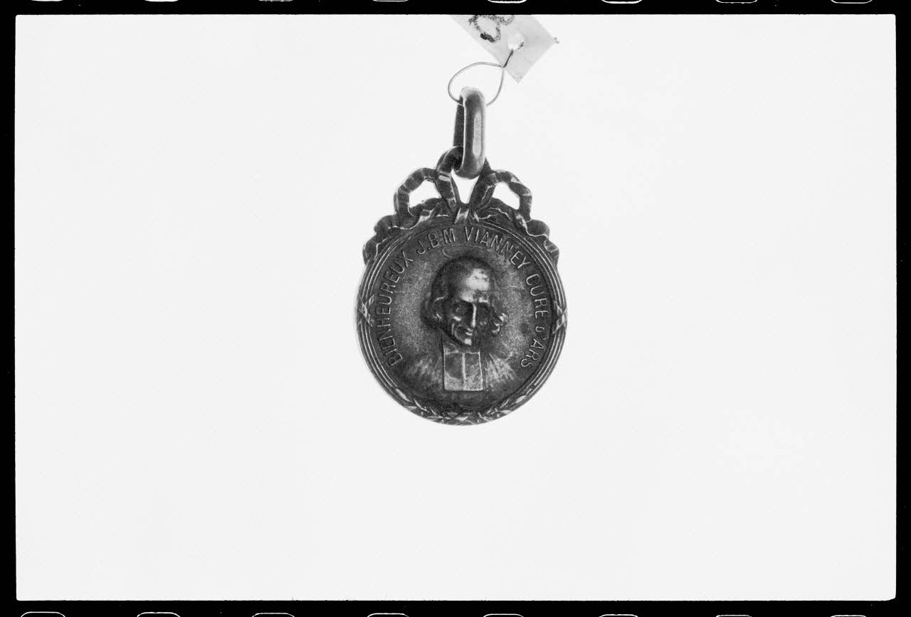 photographie Médaille et scapulaire. Saint Curé d'Ars Ph.1988.1.440 Photo