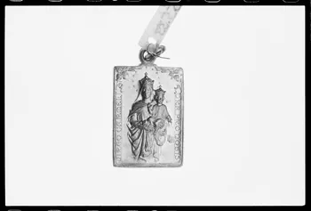 photographie Médaille rectangulaire et scapulaire. Vierge à l'Enfant de Notre Dame du Mont Carmel Ph.1988.1.442 Photo