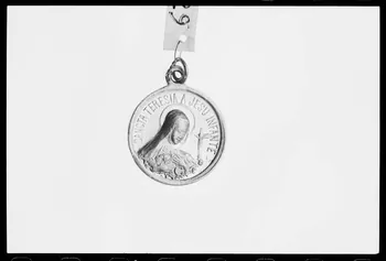 photographie Médaille et scapulaire en aluminium. Sainte Thérèse de Lisieux Ph.1988.1.454 Photo