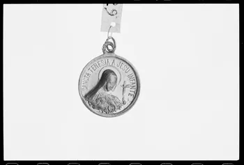 photographie Médaille et scapulaire en aluminium. Sainte Thérèse de Lisieux Ph.1988.1.455 Photo