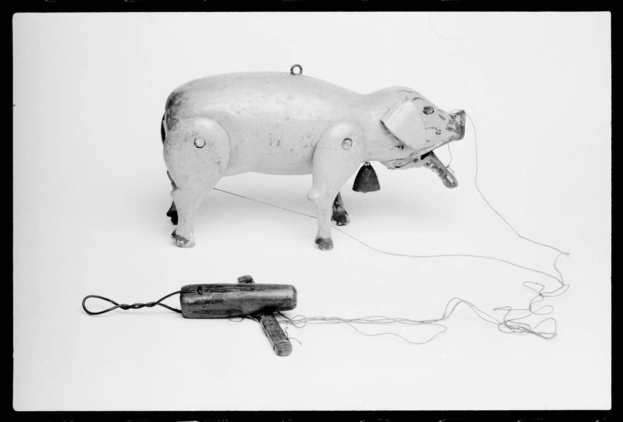 photographie Marionnette à fils en forme de cochon. Vers 1875 Ph.1988.1.504 Photo