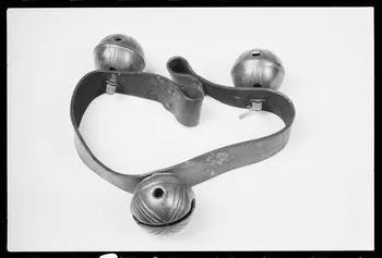 photographie Accessoire de cirque : ceinture à trois grelots Ph.1988.1.510  Photo