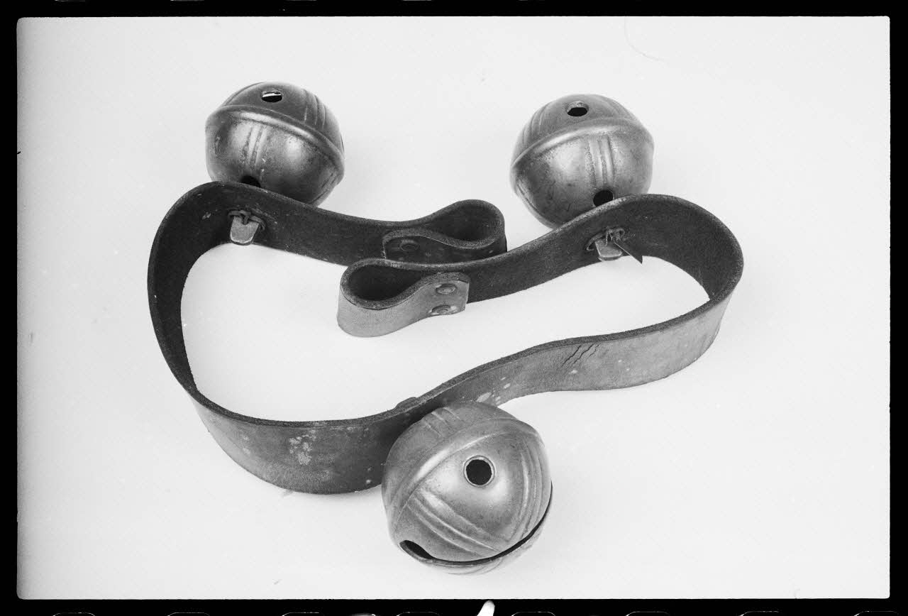 photographie Accessoire de cirque : ceinture à trois grelots Ph.1988.1.512  Photo
